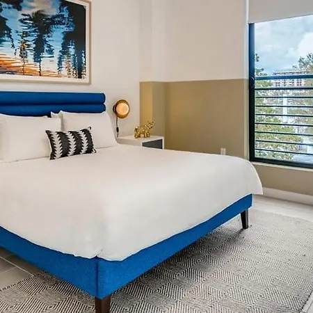 STAY 2BR Apt with Den in Wynwood